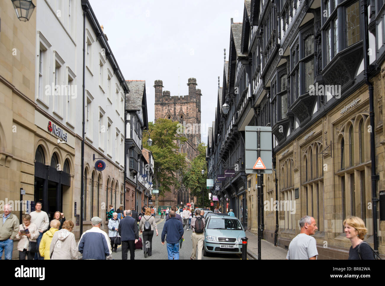 Geschäfte in der Innenstadt mit der Kathedrale hinter, Chester, Cheshire, England, UK Stockfoto