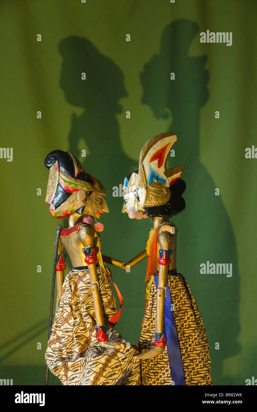 Zwei Schattenfiguren mit Schatten bekannt als Wayang Kulit Stockfoto