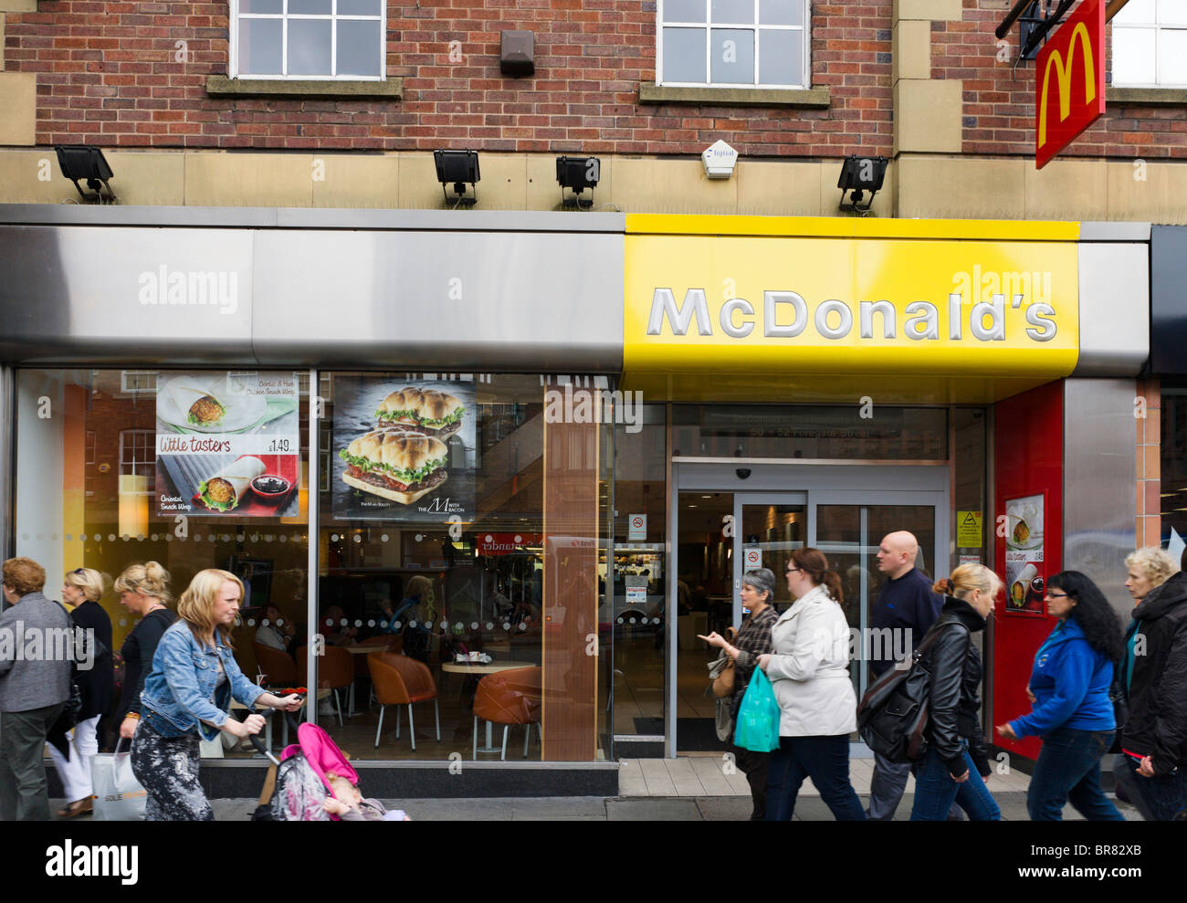 McDonald's Restaurant in Chester Stadtzentrum, Cheshire, England, UK Stockfoto