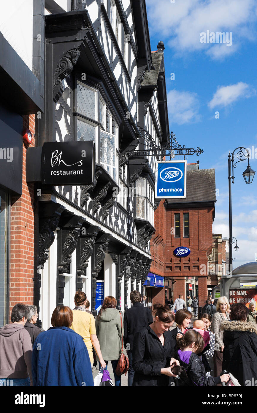 Überfüllten Bürgersteig vor Stiefel Apotheke im Zentrum von Chester, Cheshire, England, UK Stockfoto