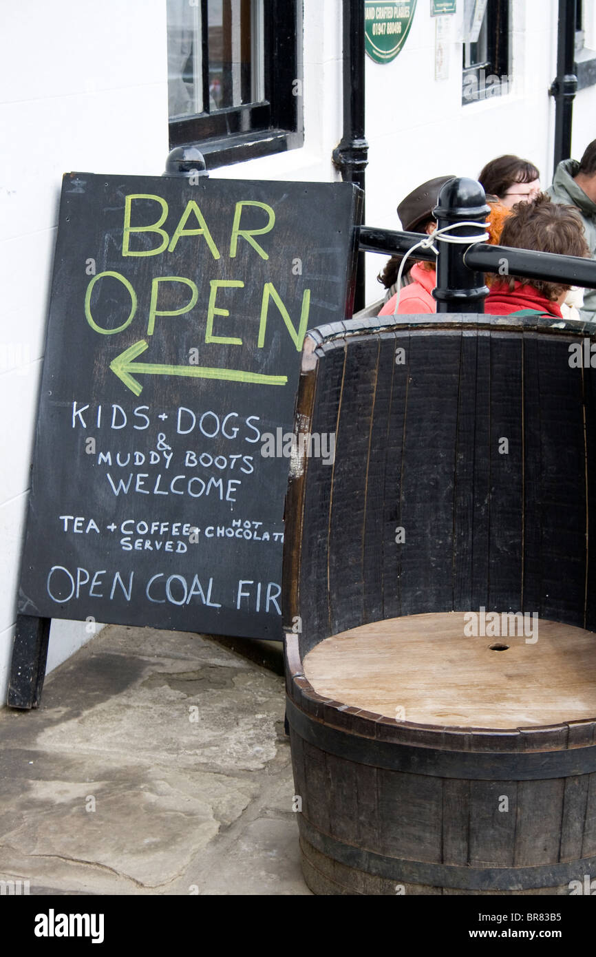 Ein Pub am Meer begrüßt alle. Stockfoto