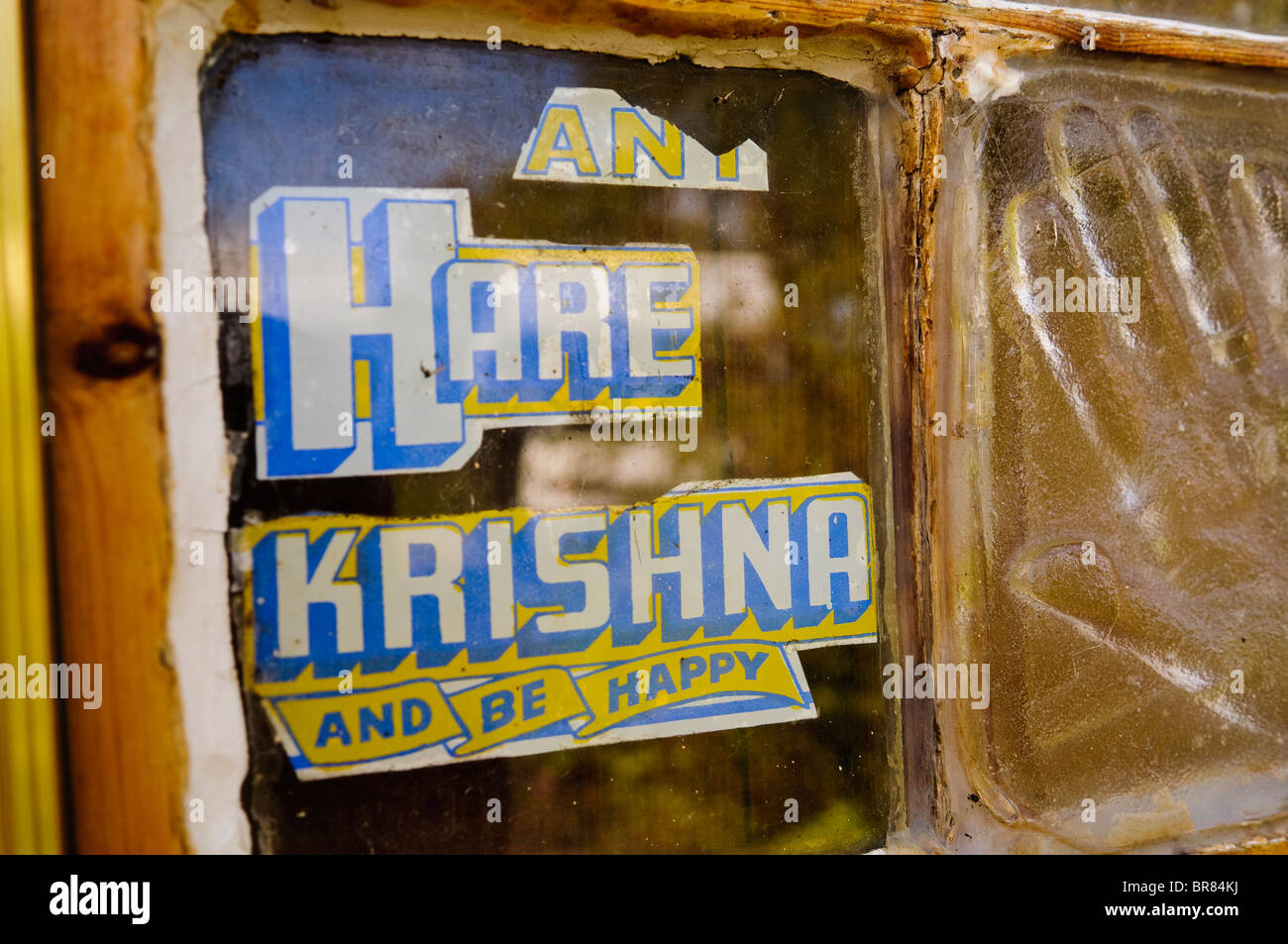 Hare Krishna Aufkleber auf einem Fenster Stockfoto