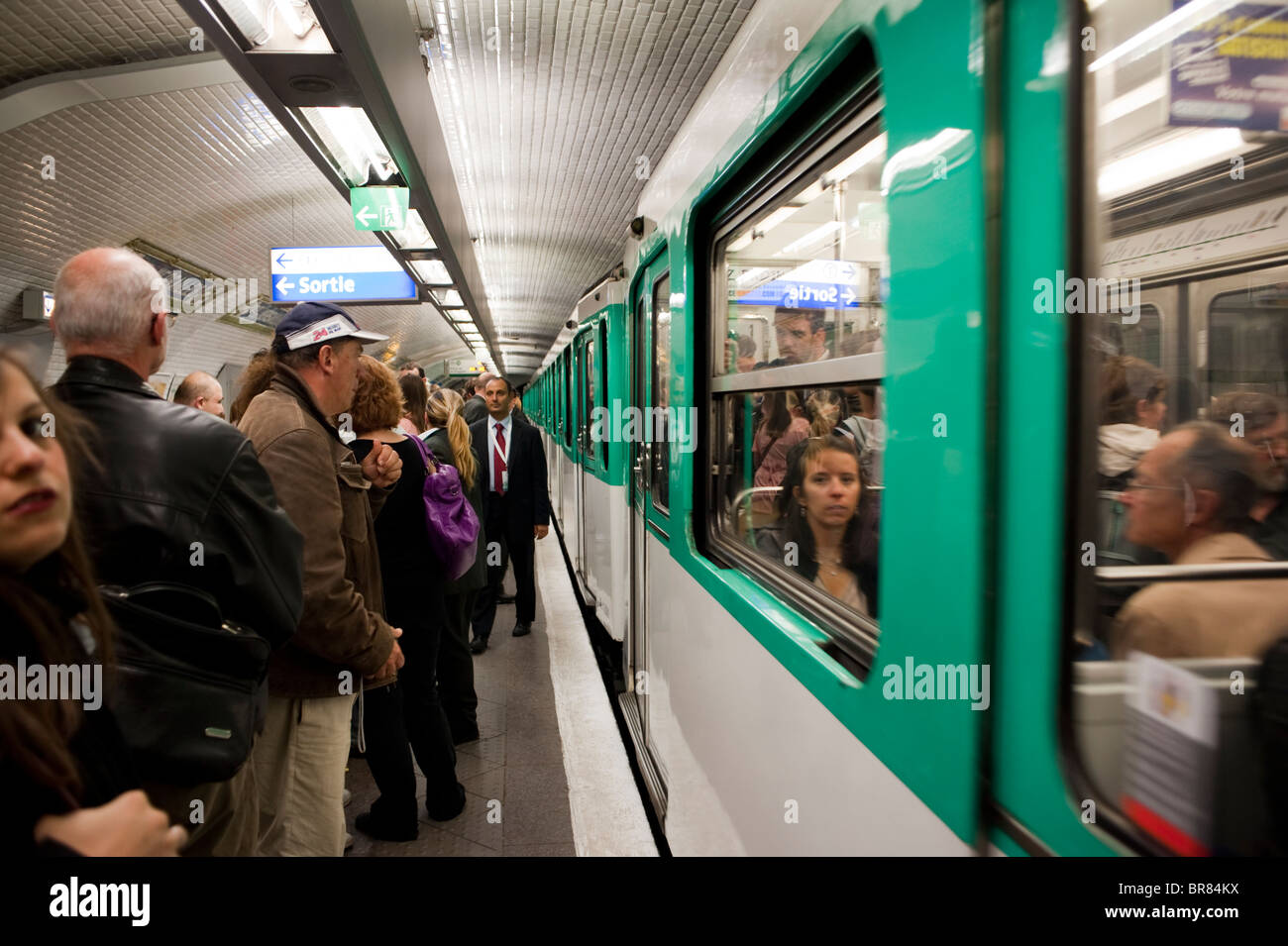 Paris, Frankreich, Paris Metro, Crowd-Plattform Menschen in Plattform Porte de Ver-Sailles Station, pendeln Züge Stockfoto