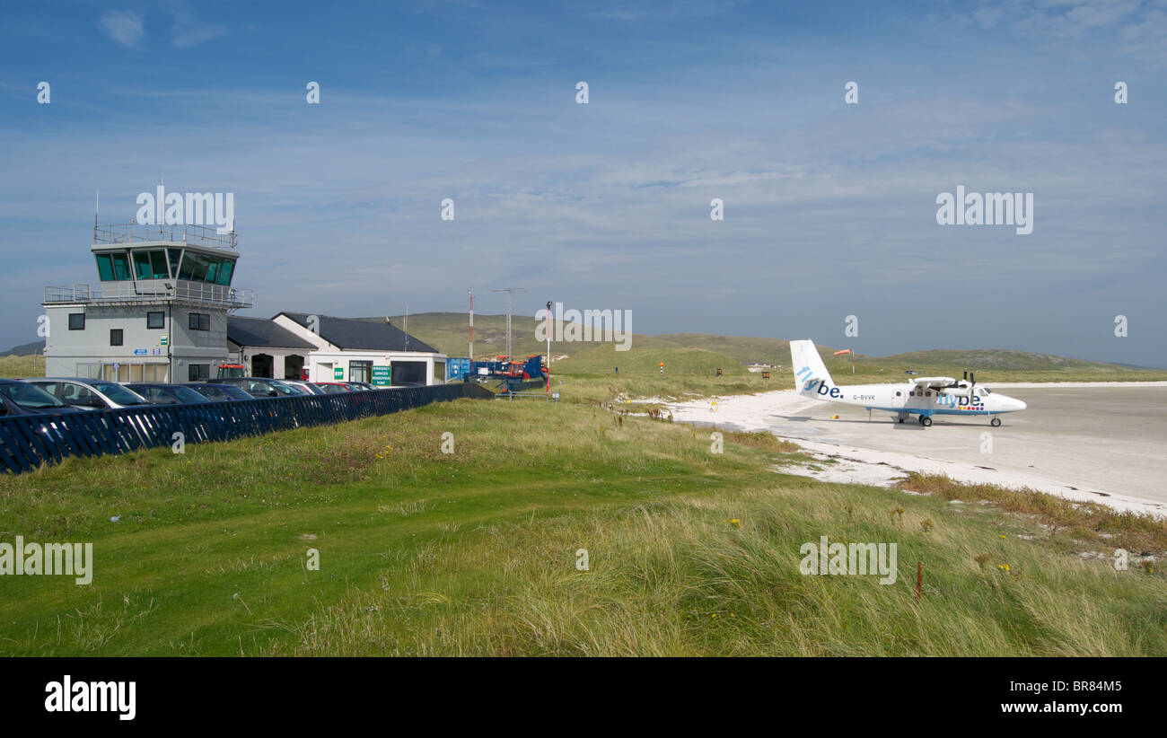 Twin Otter Flugzeug am Strand von Barra Airport in äußeren Hebriden, Schottland Stockfoto