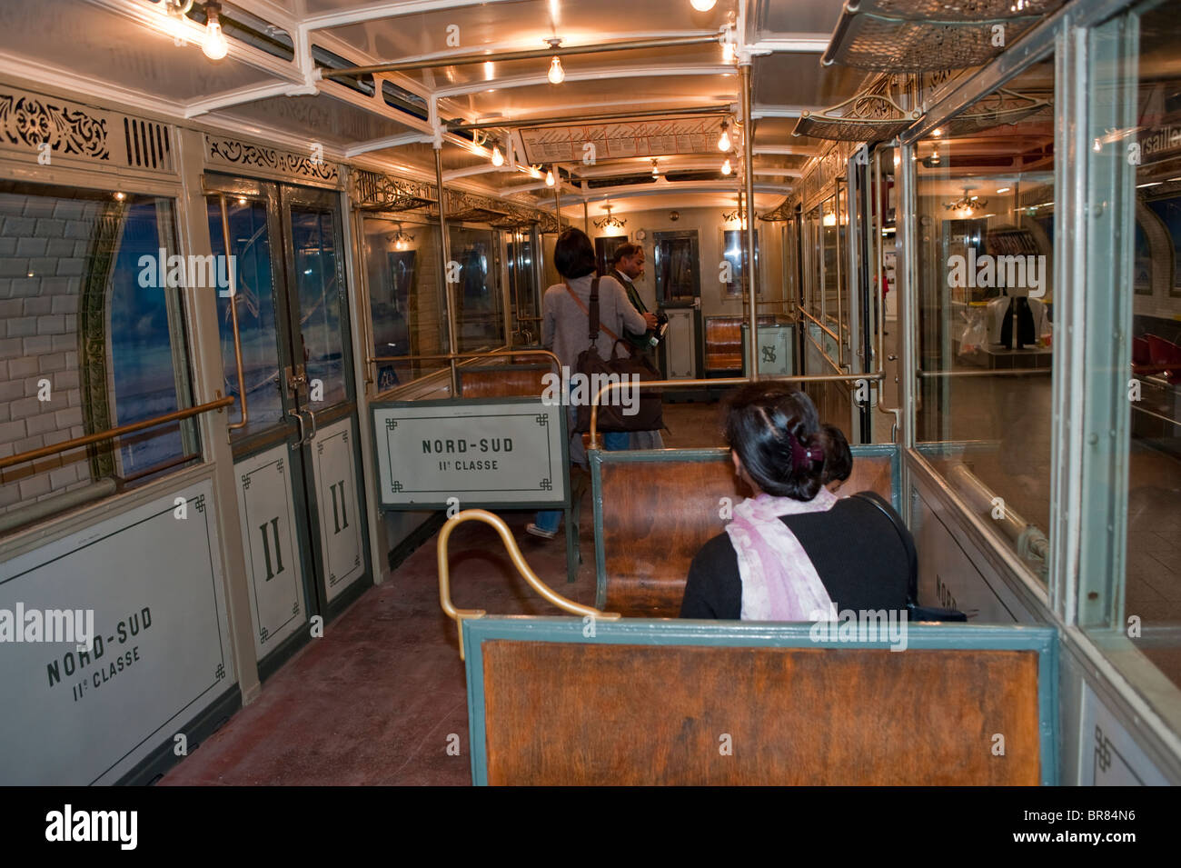 Paris, Frankreich, Blick in den Zug, Paris Metro, Menschen, Besuch der historischen Stadtbahn „Journees du patrimoine“-Veranstaltung Stockfoto