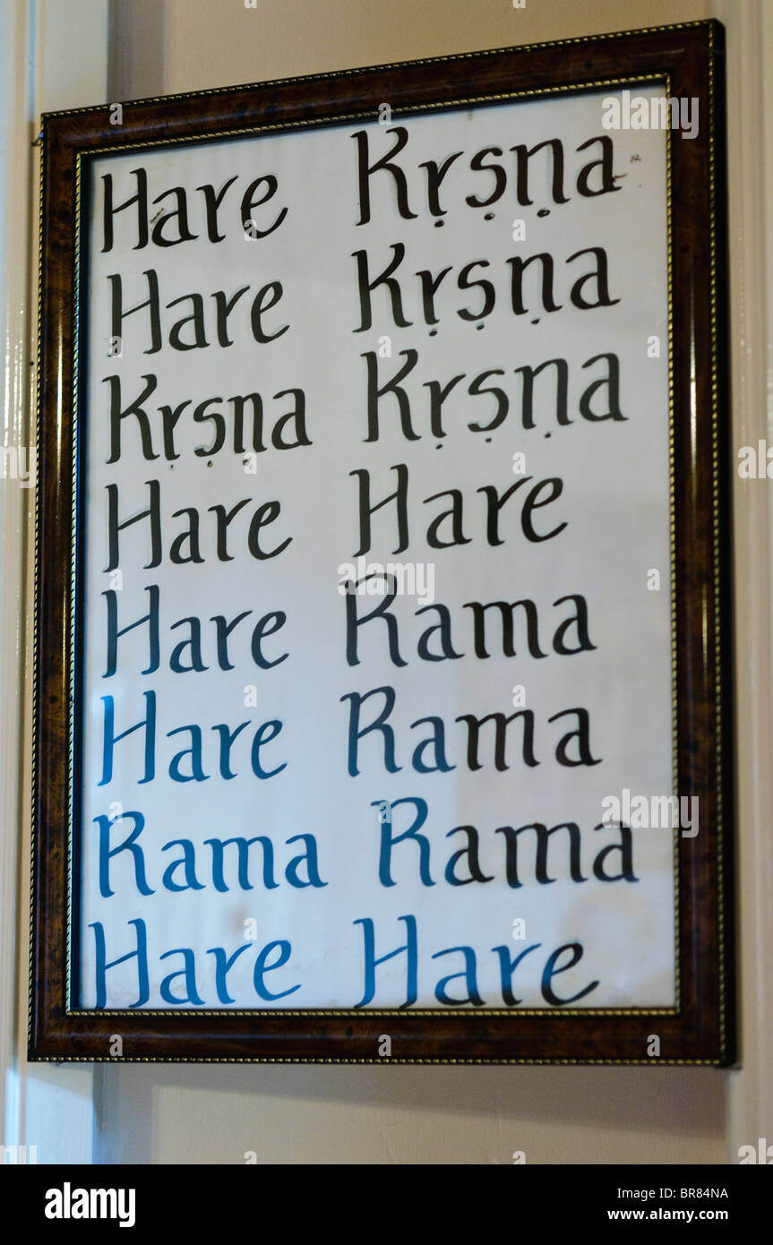 Hase Krisna Wörter in einem Bilderrahmen an der Wand in einem Hare-Krishna-Tempel Stockfoto
