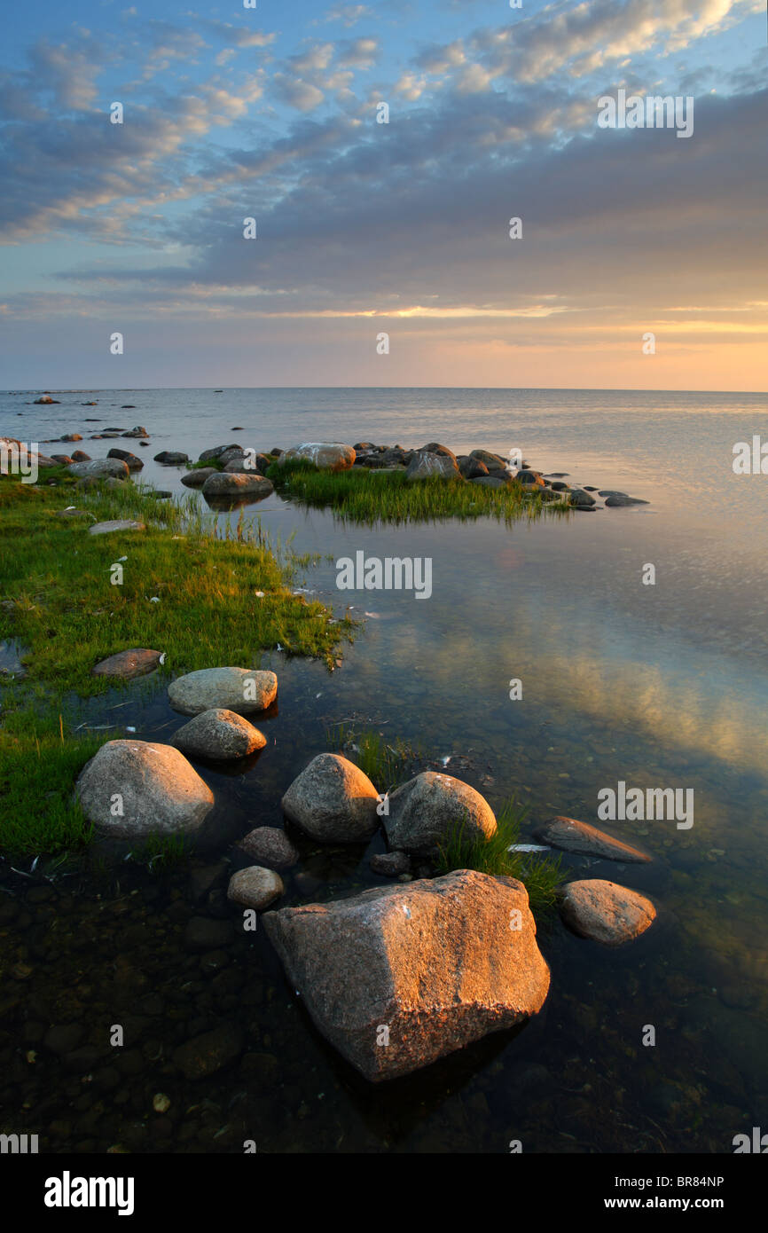 Ostseeküste, Steinen im Abendlicht.  Europa, Estland Stockfoto