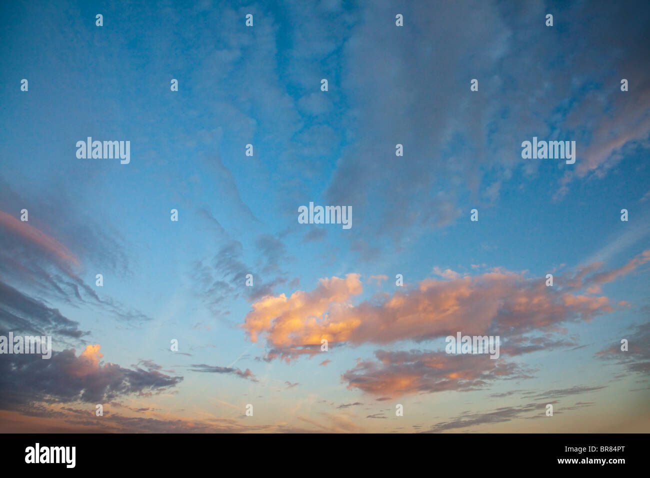 Dramatischen Wolkenformationen in einem Dawn-Himmel Stockfoto