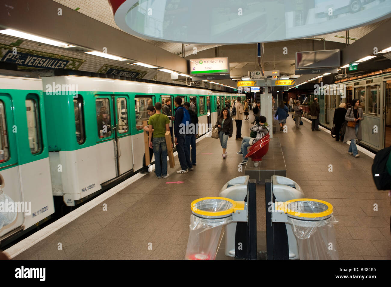 Paris, Frankreich, Paris Metro, Menschen im Bahnsteig Porte de Ver-Sailles Bahnhof, pendeln Züge Stockfoto