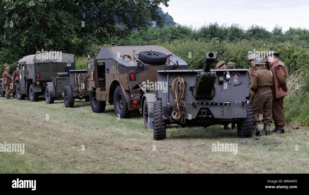 Feld-Artillerie-Traktoren - Morris im Vordergrund - mit 25 Pfund-Kanonen: König Alfred im Vordergrund Stockfoto