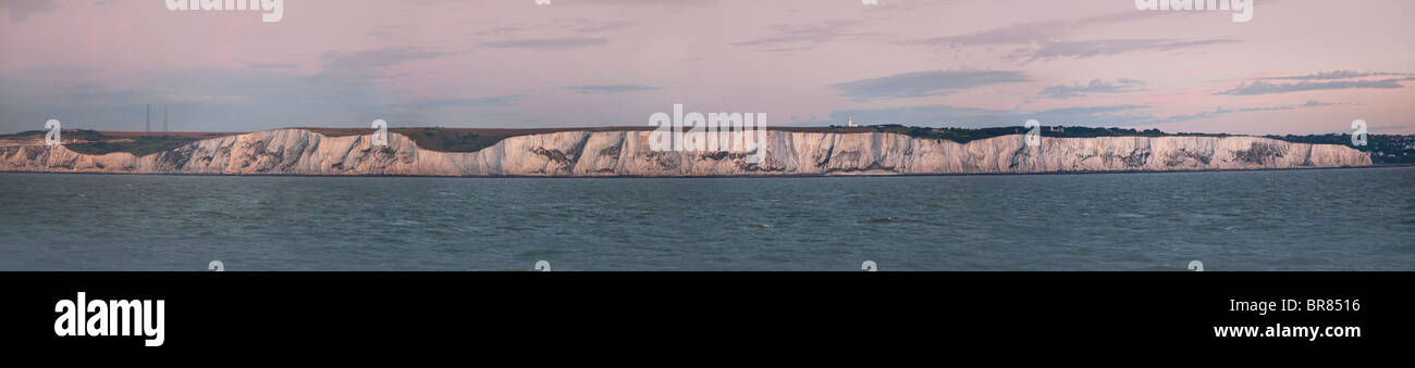 Die weißen Klippen von Dover, Panorama vom Ärmelkanal, Sonnenaufgang, warmes Licht betrachtet Stockfoto