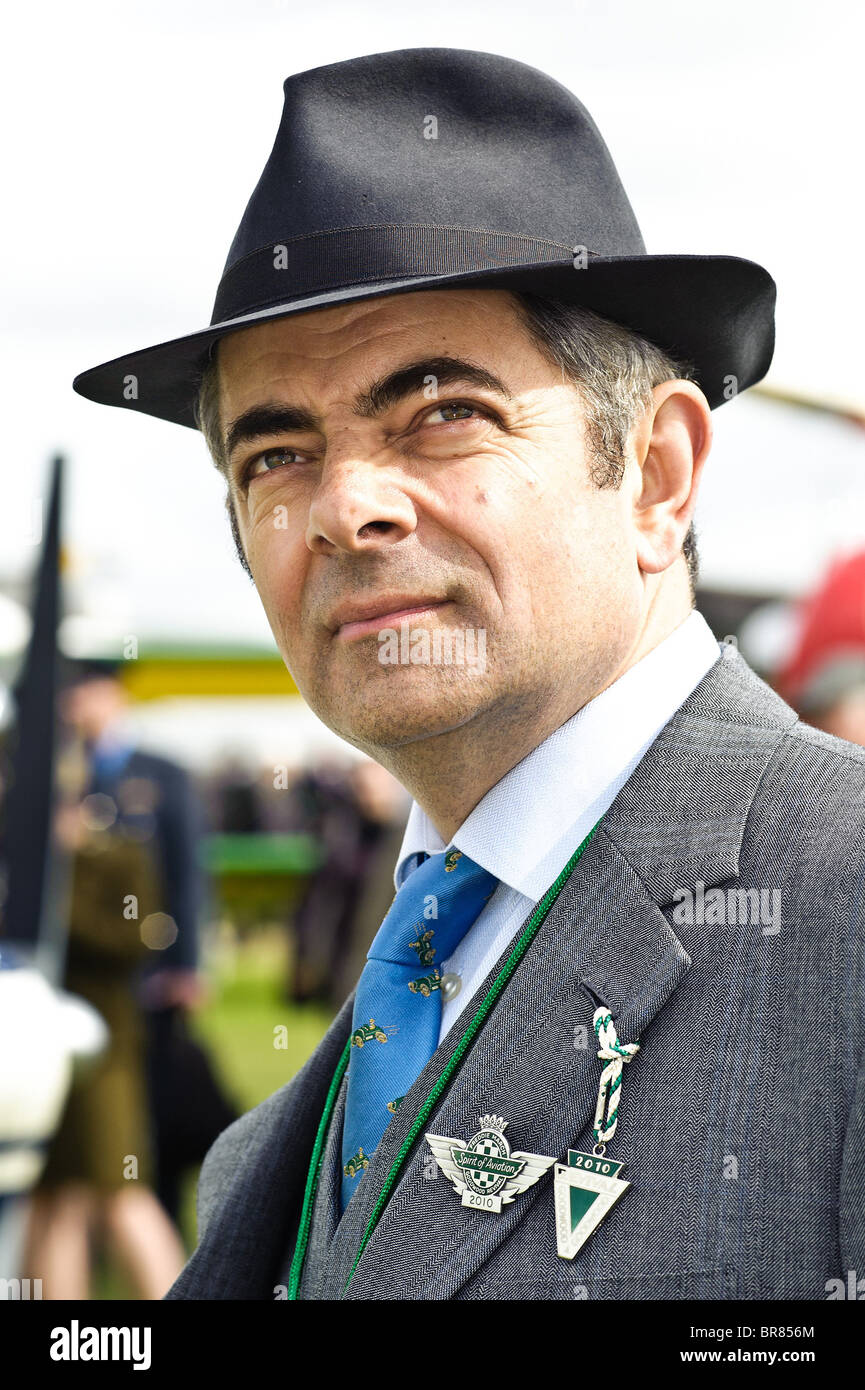 Rowan Atkinson, urteilt die Flugzeug-Anzeige bei The Goodwood Revival 2010, West Sussex 19. September 2010. Bild von Julie Edwar Stockfoto
