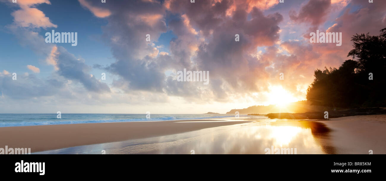 Sonnenaufgang bei Ebbe am Secret Beach. Kauai, Hawaii. Stockfoto
