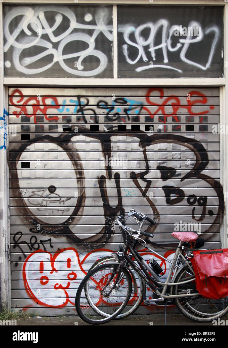 Street Art Graffiti mit dem Fahrrad von Amsterdam, Holland, Niederlande Stockfoto