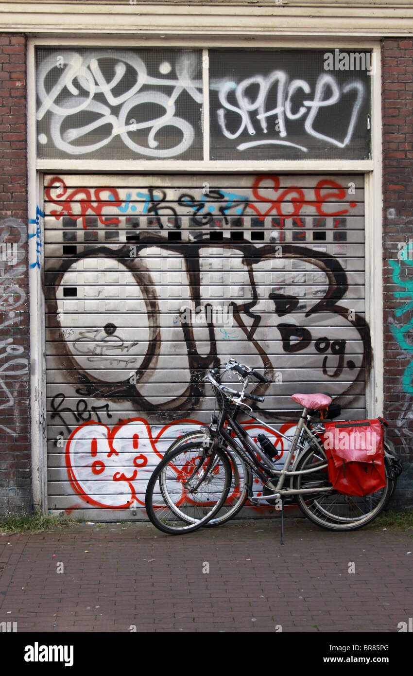 Street Art Graffiti mit dem Fahrrad von Amsterdam, Holland, Niederlande Stockfoto