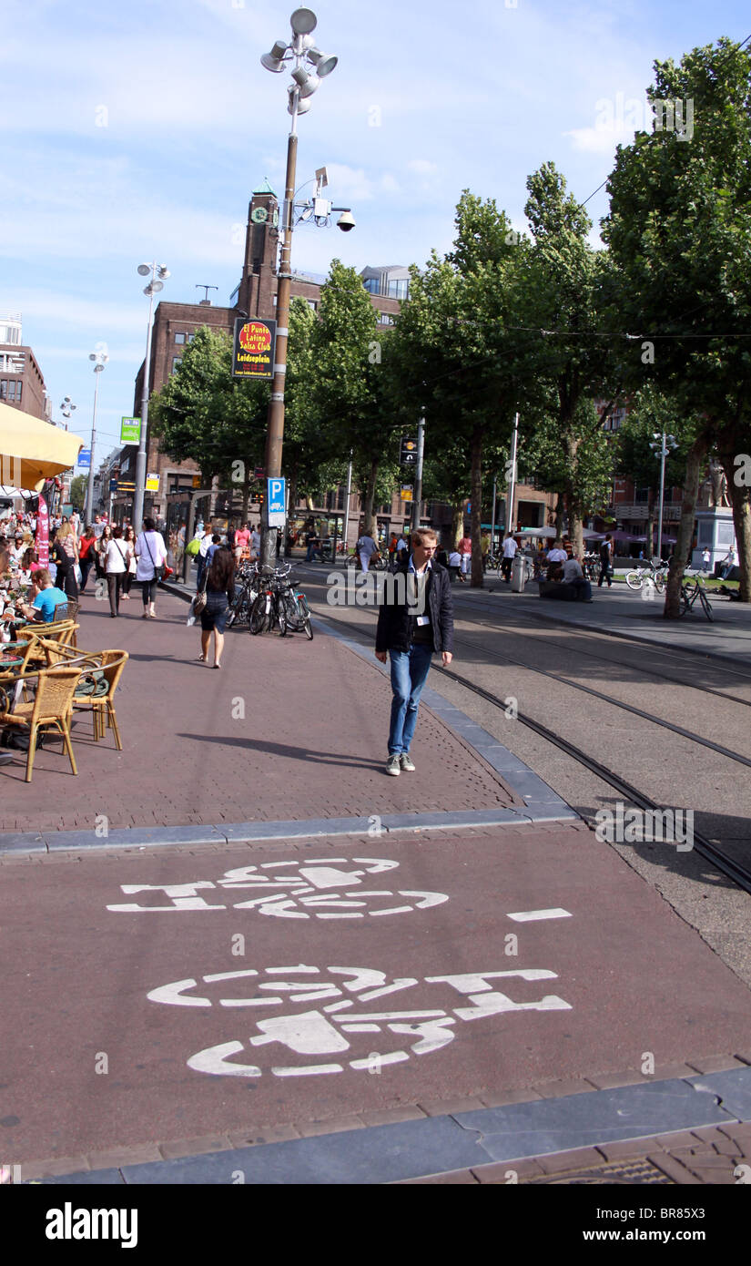 Radfahren entlang der Straße, Amsterdam, Holland, Niederlande Stockfoto