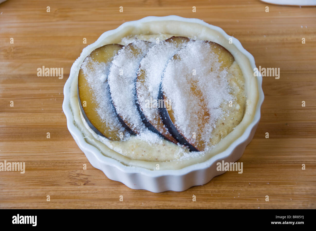 Hausgemachte Pflaume Kuchen fertig zum Backen Stockfoto