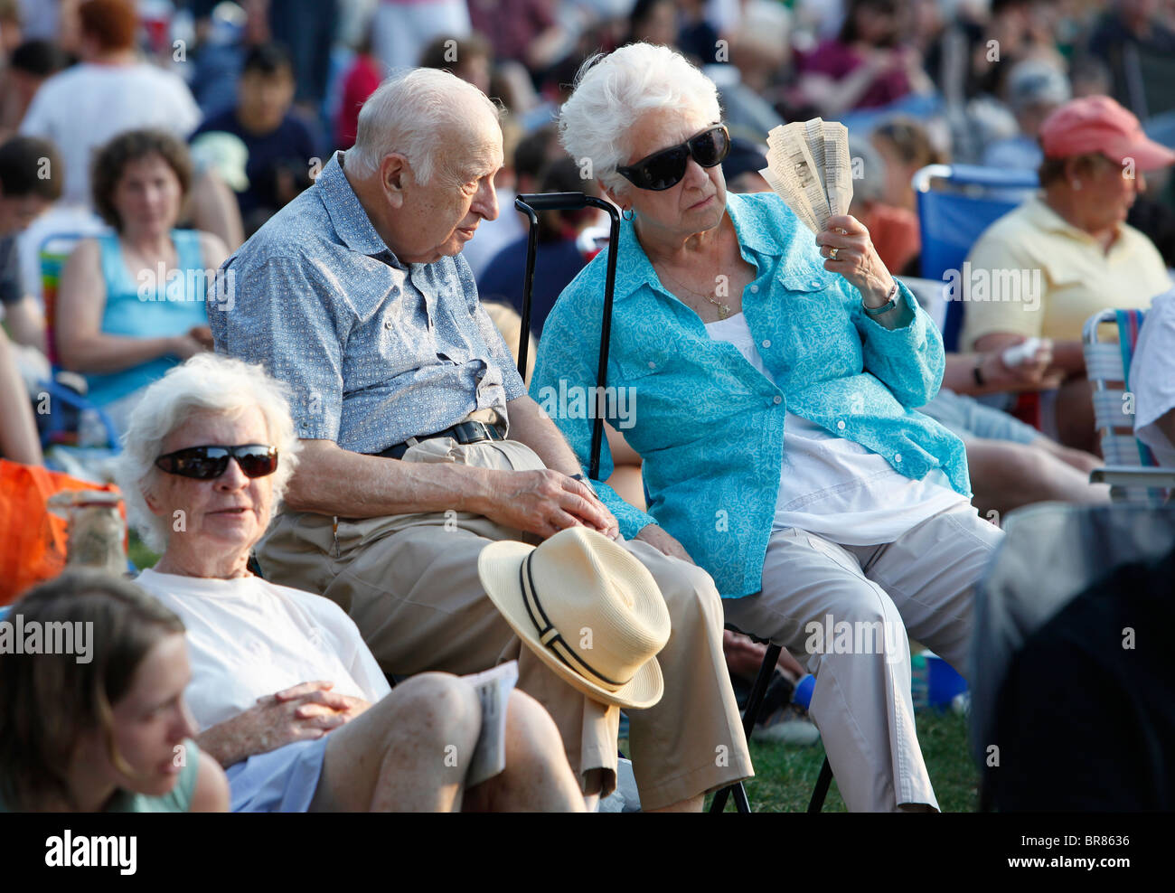 Älteres Ehepaar in der Menge am Hatch Shell auf dem Vorplatz für ein Sommerkonzert vom Orchester Boston Sehenswürdigkeiten Stockfoto