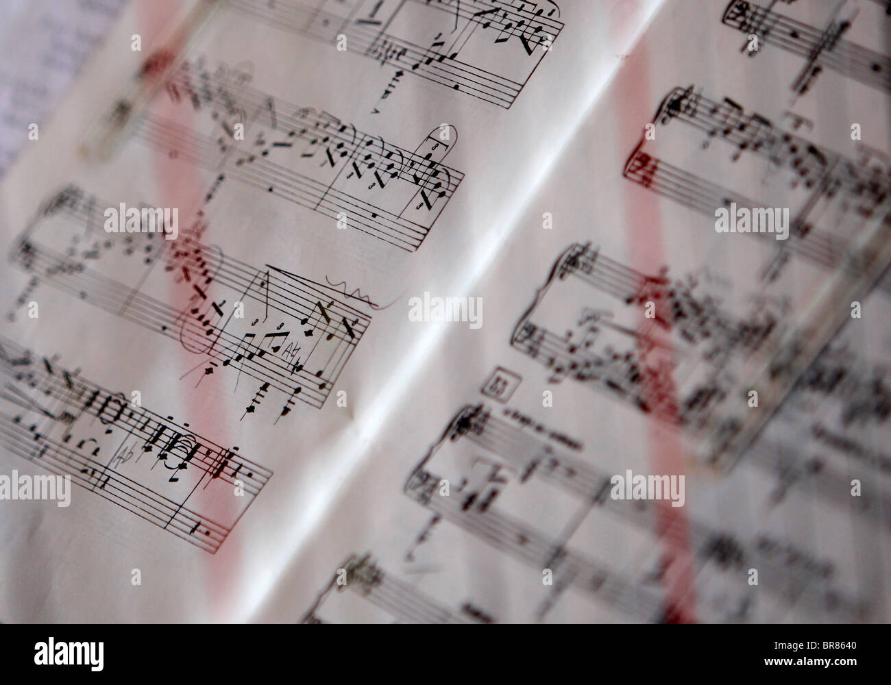 Noten, die durch die Saiten einer Harfe gesehen Stockfoto