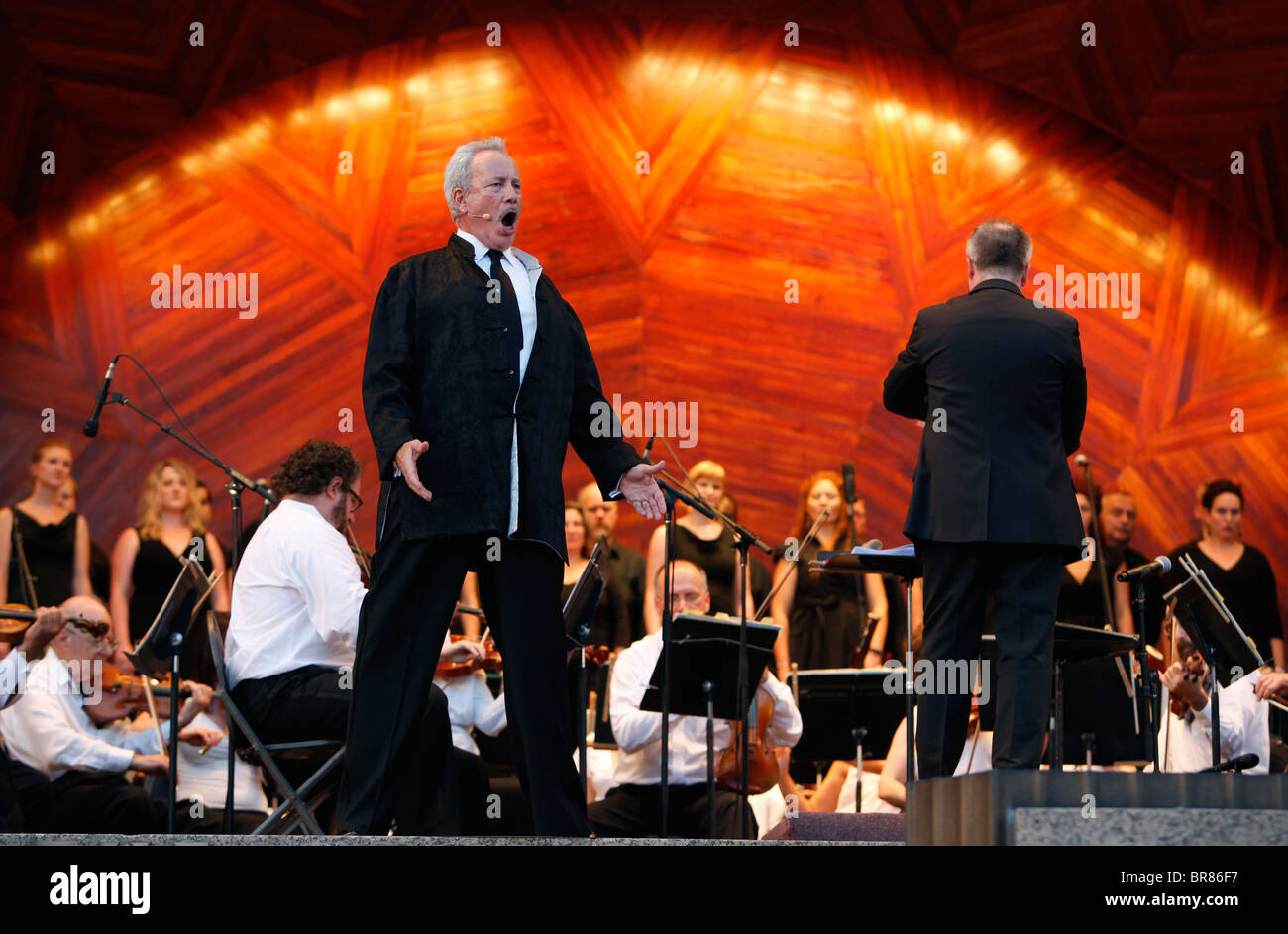 Jake Gardner führt eine Arie von Tosca mit dem Boston-Sehenswürdigkeiten-Orchester auf der Hatch Shell in Boston Stockfoto