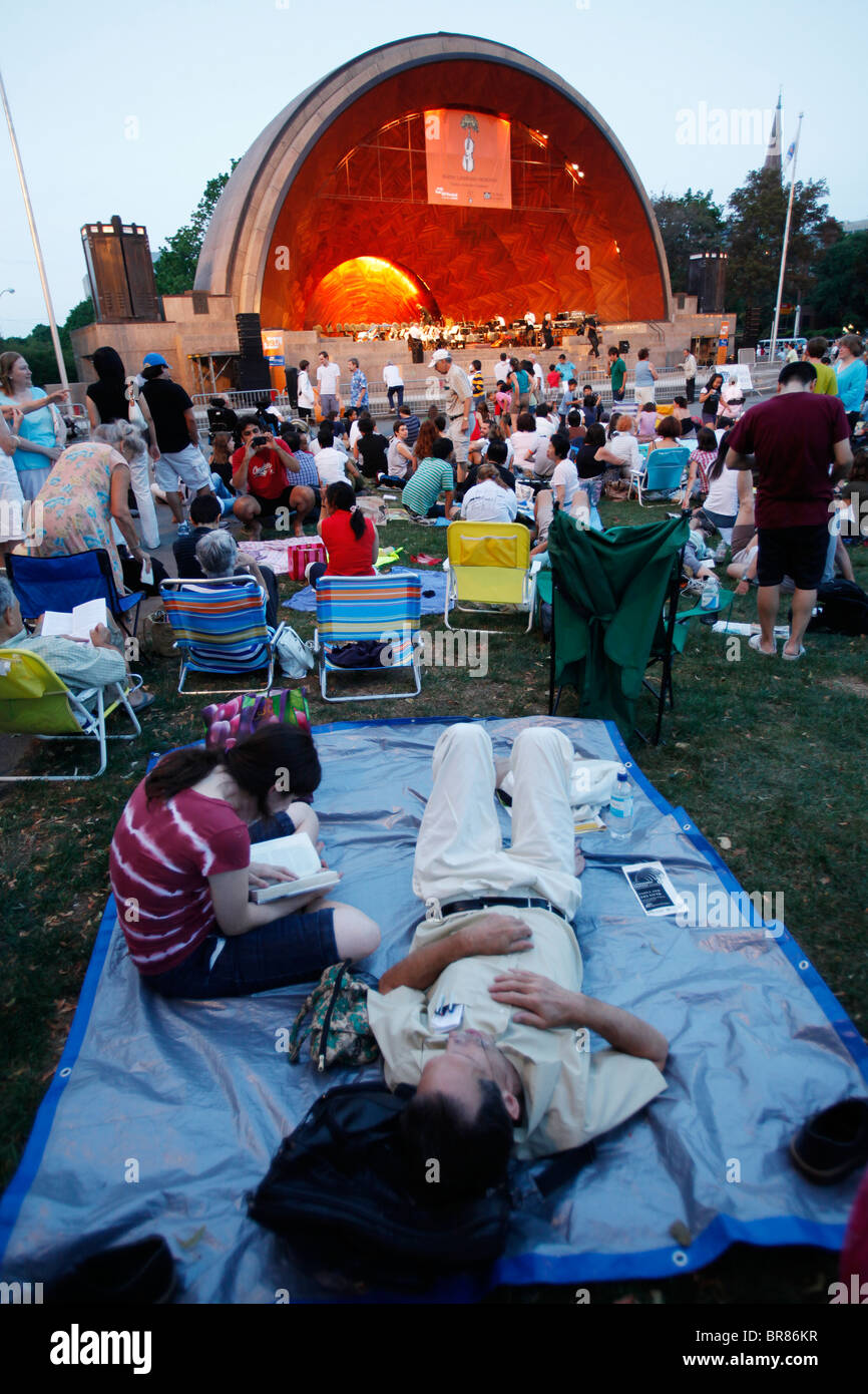 Das Publikum bei der Hatch Shell auf der Esplanade während eines Konzerts vom Boston Sehenswürdigkeiten Orchestra in Boston, Massachusetts Stockfoto