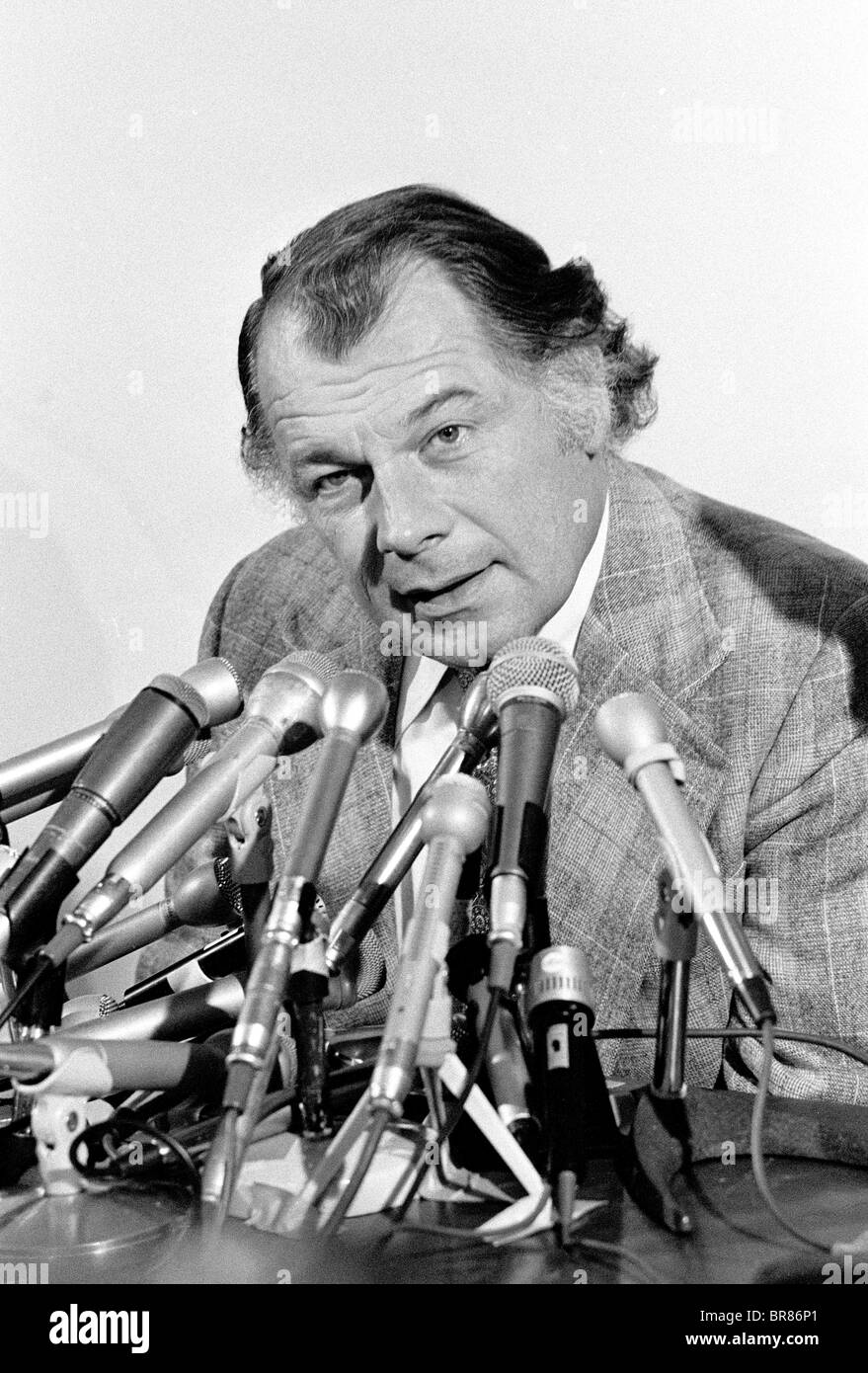 Rechtsanwalt F. Lee Bailey, auf einer Pressekonferenz in San Francisco während des Prozesses von Patty Hearst im Jahr 1975. Stockfoto
