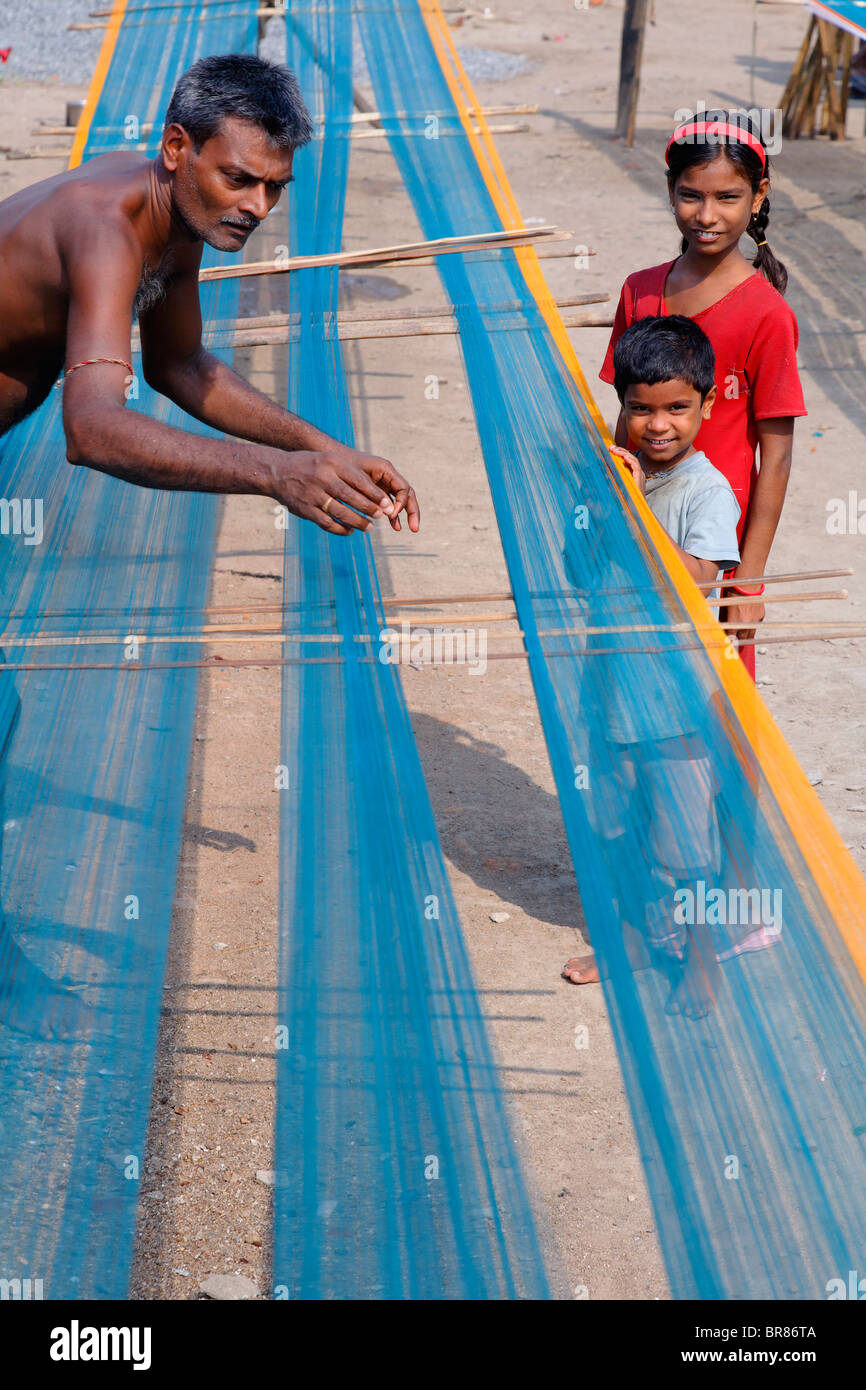 Herstellung von Saris in den, Olasingh Textile Straßendorf, Orissa, Indien Stockfoto
