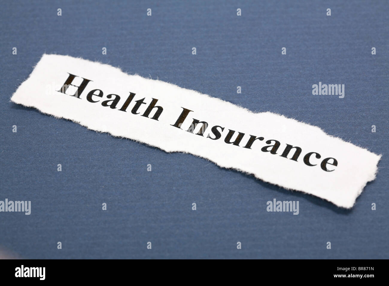 Überschrift der Krankenversicherung mit blauem Hintergrund Stockfoto