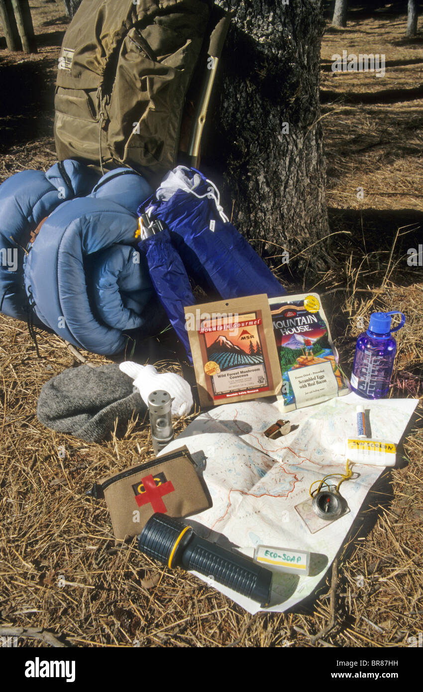 Wandern Sie Camping-Zubehör Schlaf Sporttasche Laterne Taschenlampe Karte Topo Kompass erste Hilfe Kit Sierra Tasse trockenen getrocknete Trockennahrung Rucksack Stockfoto