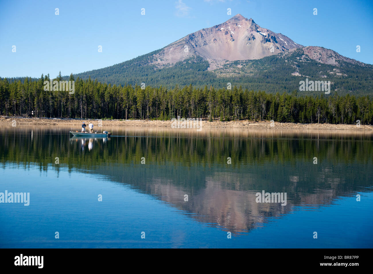 Bootsfahrer Fischen Fourmile See unter Mount McLoughlin Oregon Stockfoto