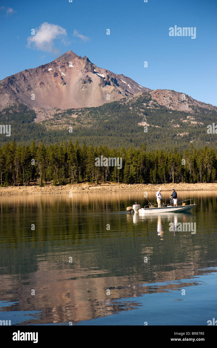Bootsfahrer Fischen Fourmile See unter Mount McLoughlin Oregon Stockfoto