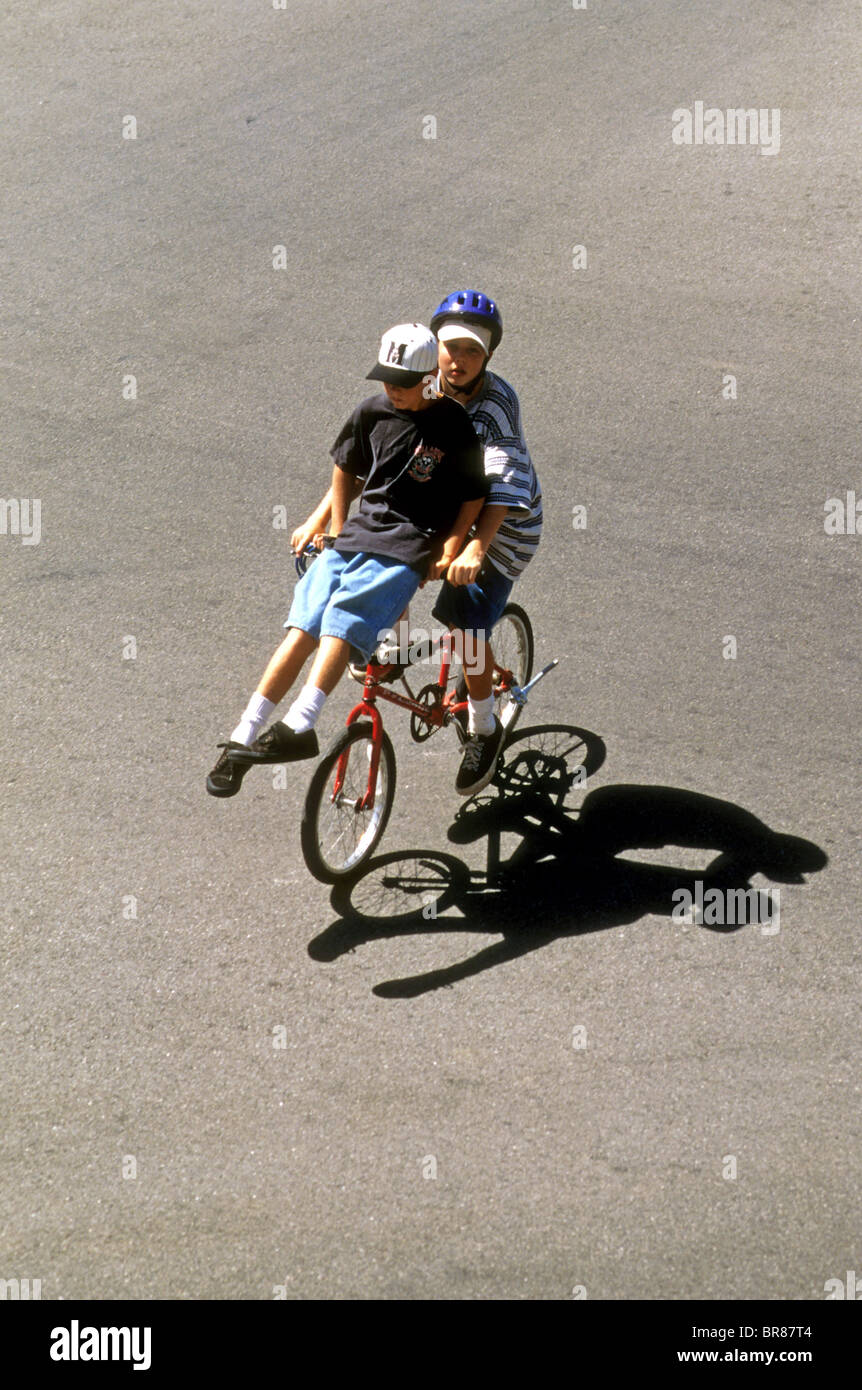 jungen Fahrrad Fahrrad einen Helm mit keiner Gefahr unsicheren Risiko fallen verletzt verletzen Kopf Gehirnerschütterung Gleichgewicht Stockfoto