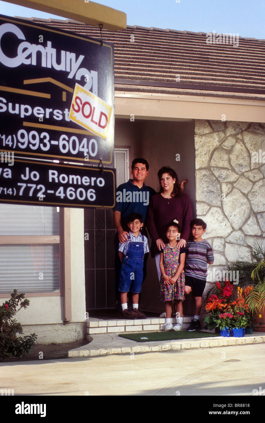 Haus Verkauf Familie stolz glücklich Sonderveranstaltung lieben Mann Frau paar kaufte Kinder Kinder jungen Mädchen Hispanic verkaufen Verkauf kaufen Stockfoto