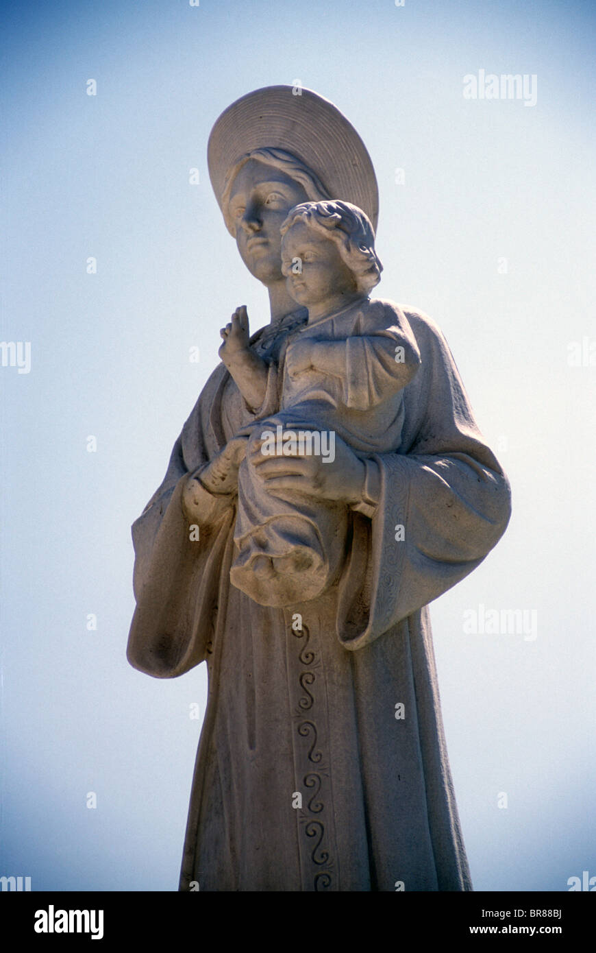 Statue Jungfrau Maria Mutter Gottes Kind Jesus tragen Liebe halten Halo inspirieren Gebet Bild religiösen Stockfoto