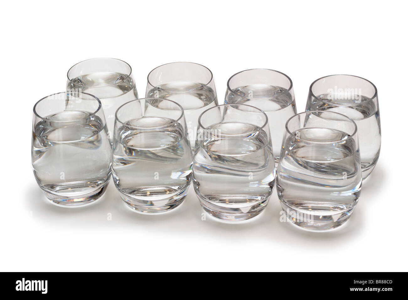Acht Gläser Wasser. Konzeptbild illustrieren die gesunde Anforderung 8 Gläser Wasser pro Tag trinken Stockfoto