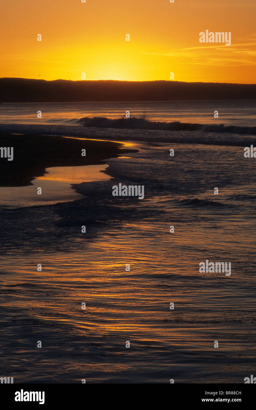Sunrise Pazifik Santa Barbara Kalifornien USA Wasser Surf Strand Meer Sand Sonne glühen reflektieren warmes Einsamkeit Frieden Stockfoto