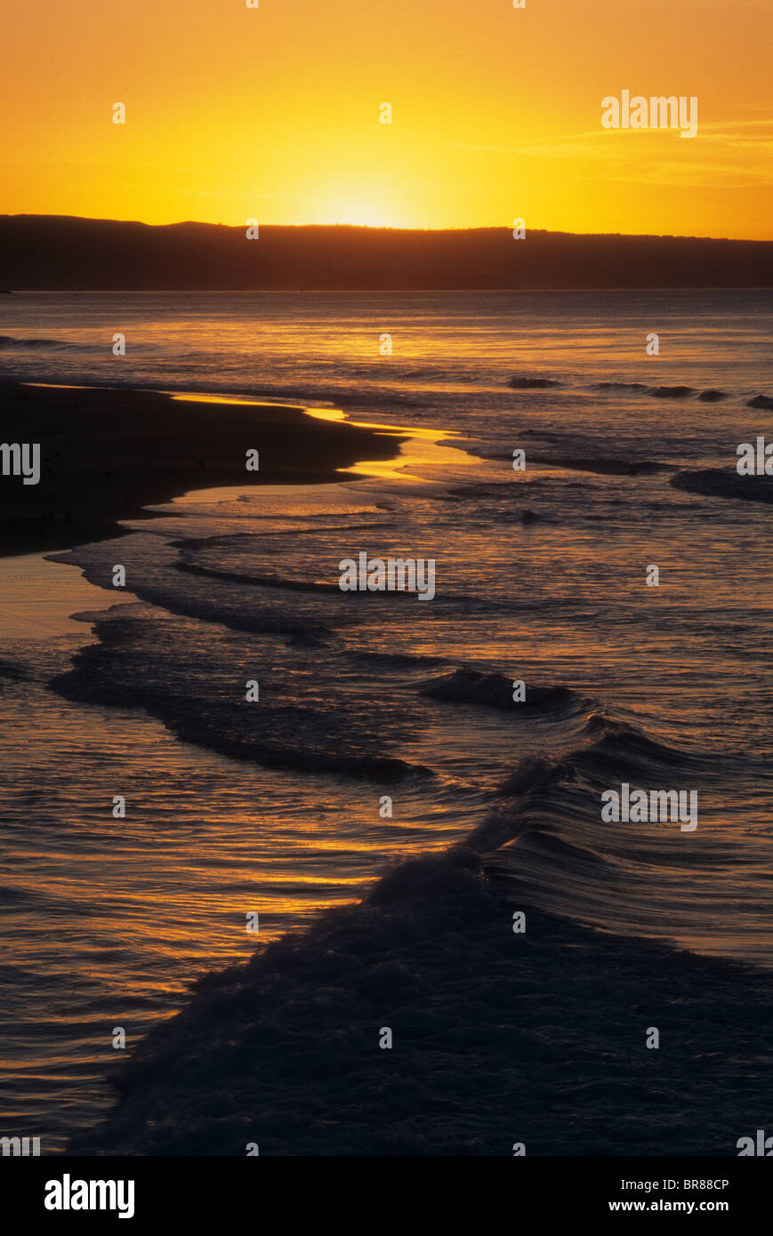 Sunrise Pazifik Santa Barbara Kalifornien USA Wasser Surf Strand Meer Sand Sonne glühen reflektieren warmes Einsamkeit Frieden Stockfoto