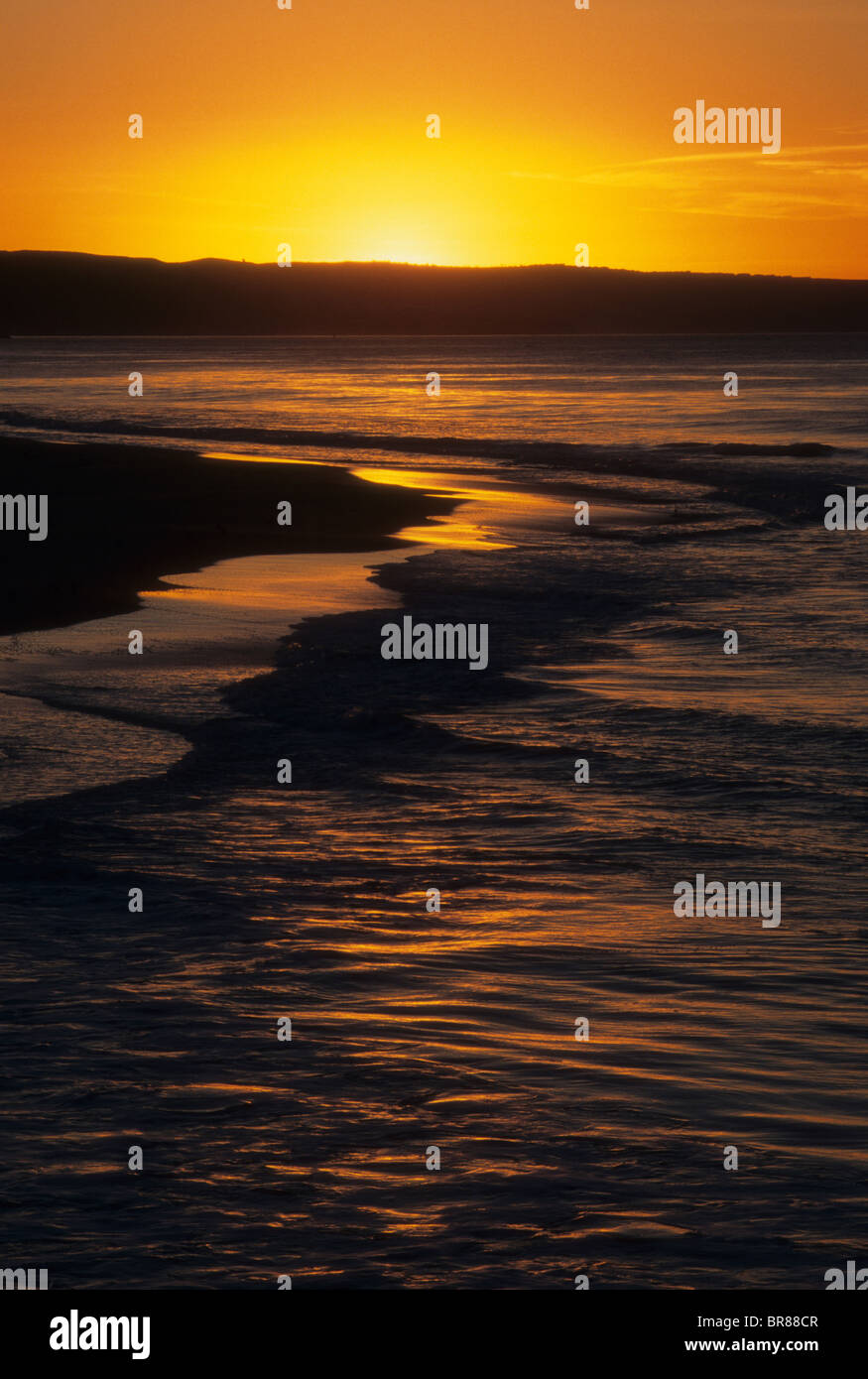Sunrise Pazifik Santa Barbara Kalifornien USA Wasser Surf Strand Meer Sand Sonne glühen reflektieren warmes Einsamkeit Frieden Stockfoto