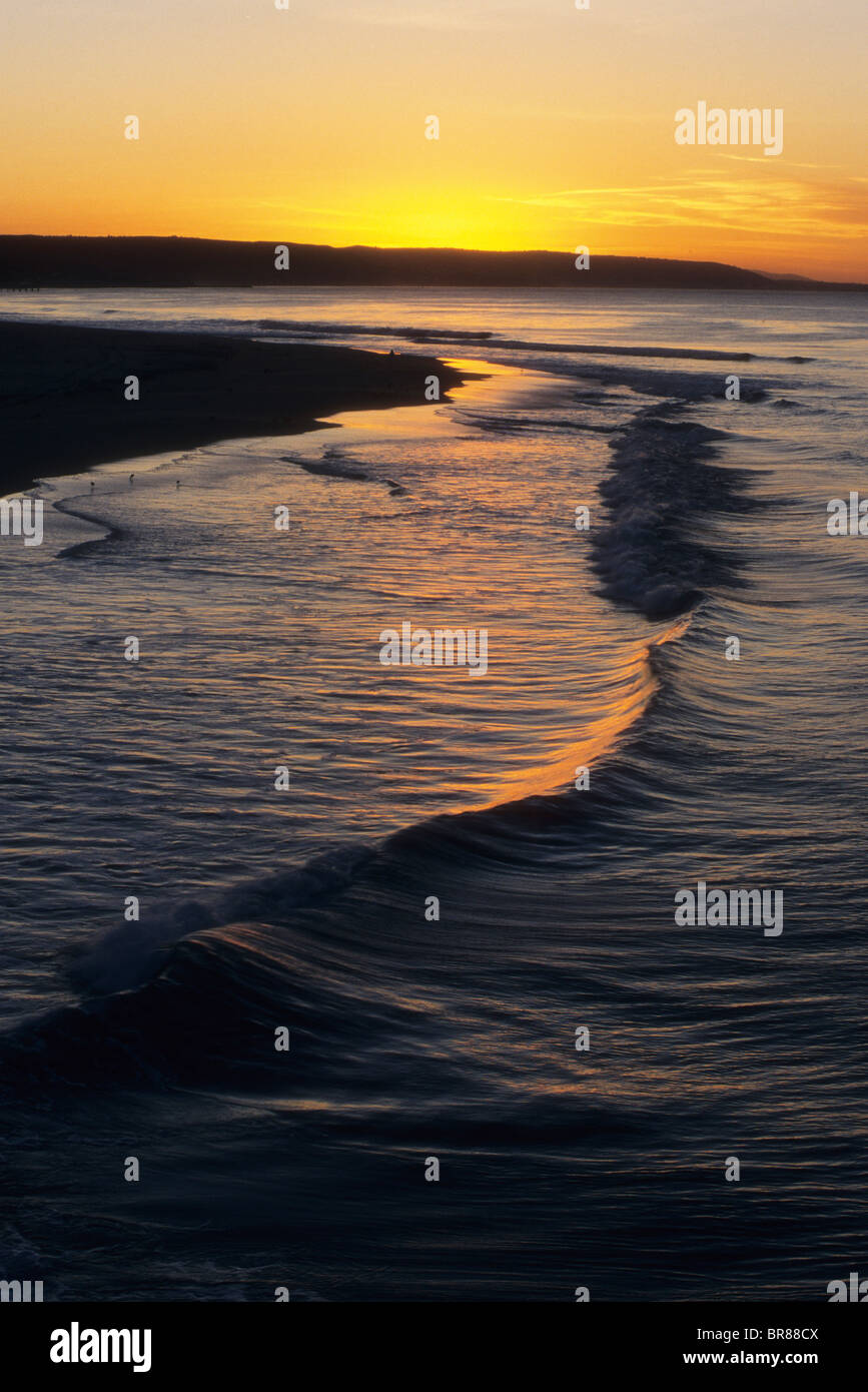 Sunrise Pazifik Santa Barbara Kalifornien USA Wasser Surf Strand Meer Sand Sonne glühen reflektieren warmes Einsamkeit Frieden Stockfoto