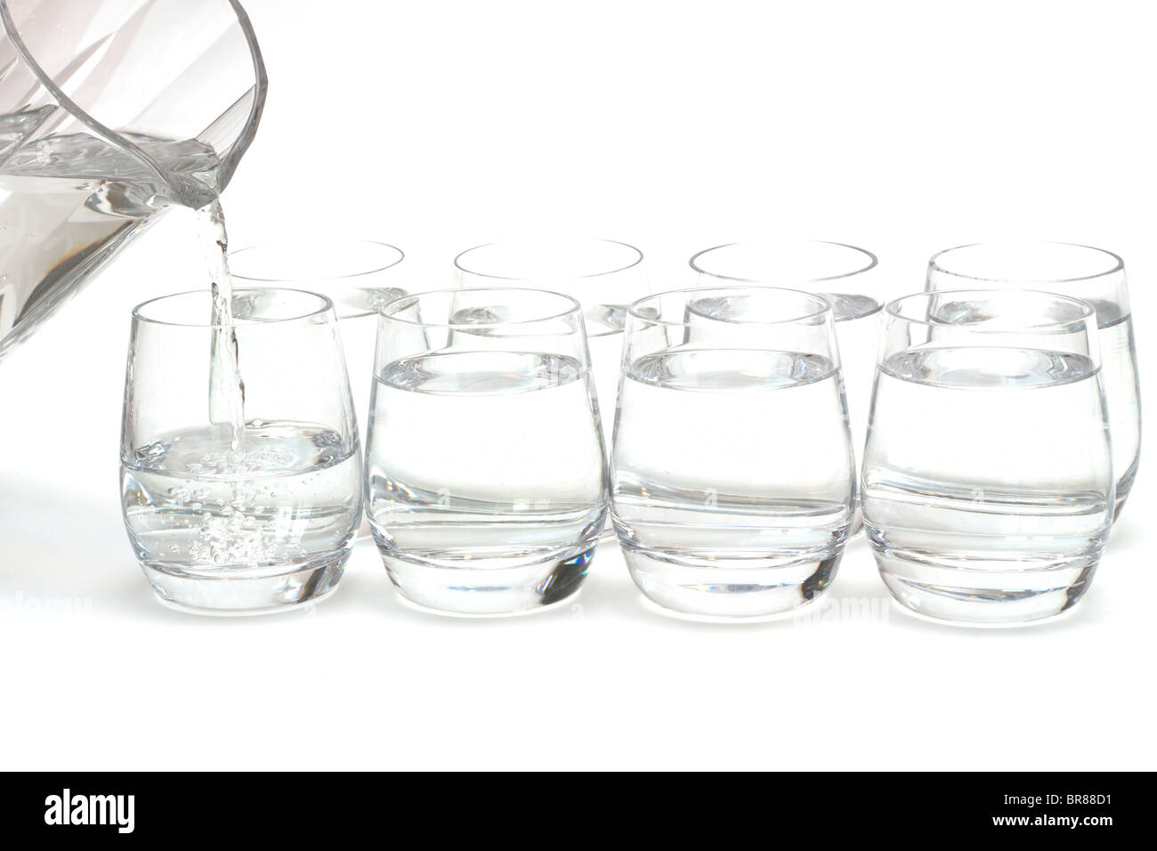 Acht Gläser Wasser. Konzeptbild illustrieren die gesunde Anforderung 8 Gläser Wasser pro Tag trinken Stockfoto