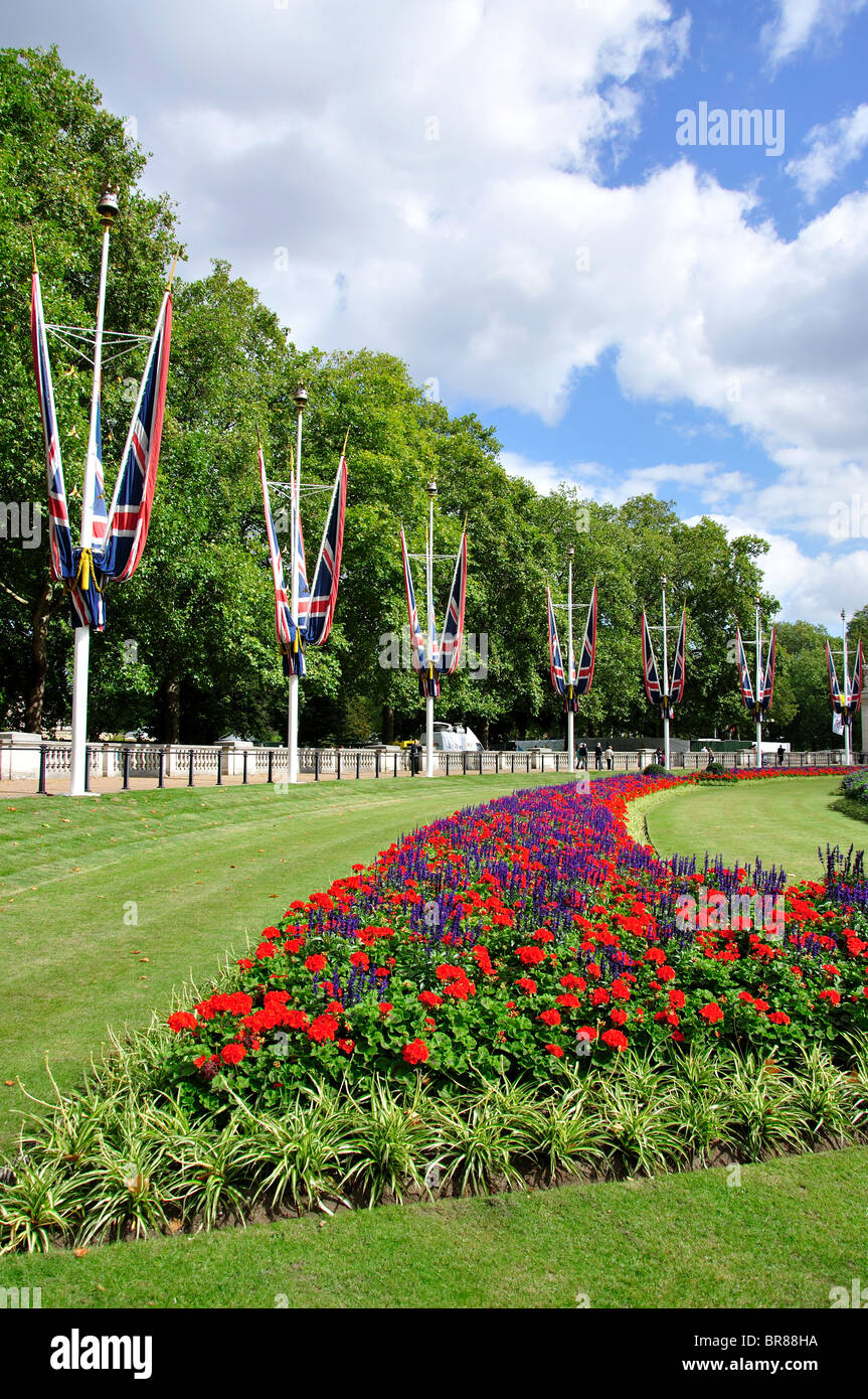 Blumenbeete und Bäume von Buckingham Palace, dem Green Park, Westminster, London, England, Vereinigtes Königreich Stockfoto