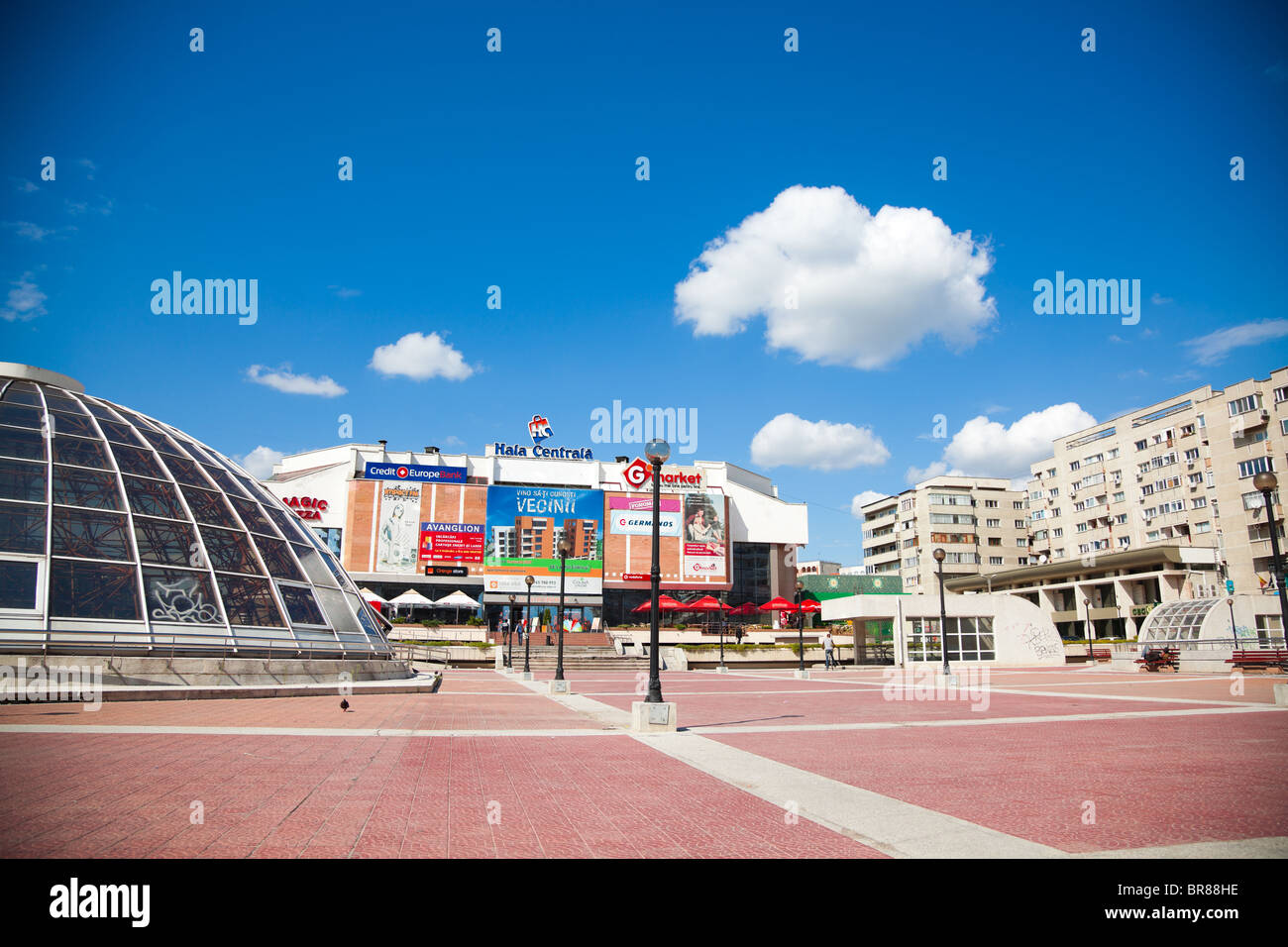 IASI, Rumänien - SEPTEMBER 05: Seitenansicht der Halle Centrala Mall und Square in der Innenstadt am 5. September 2010 in Iasi, Rumänien. Stockfoto