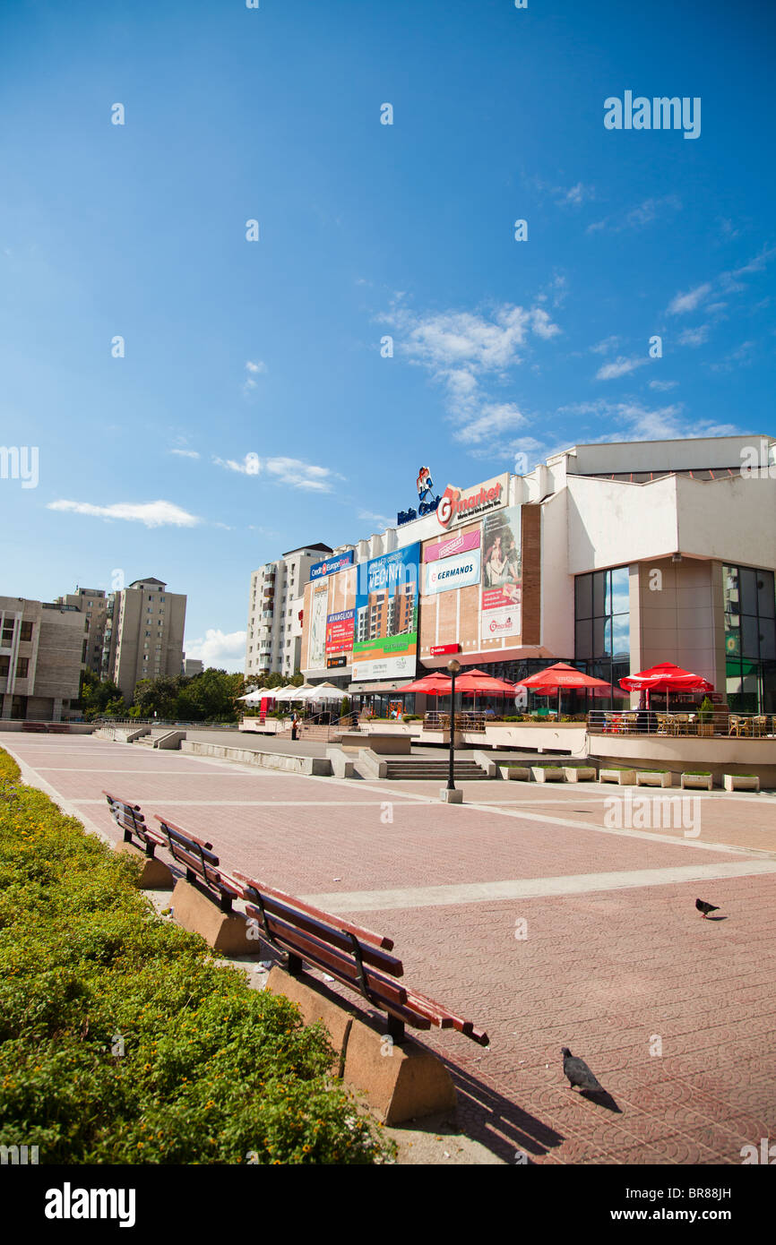 IASI, Rumänien - SEPTEMBER 05: Seitenansicht der Halle Centrala Mall und Square in der Innenstadt am 5. September 2010 in Iasi, Rumänien. Stockfoto