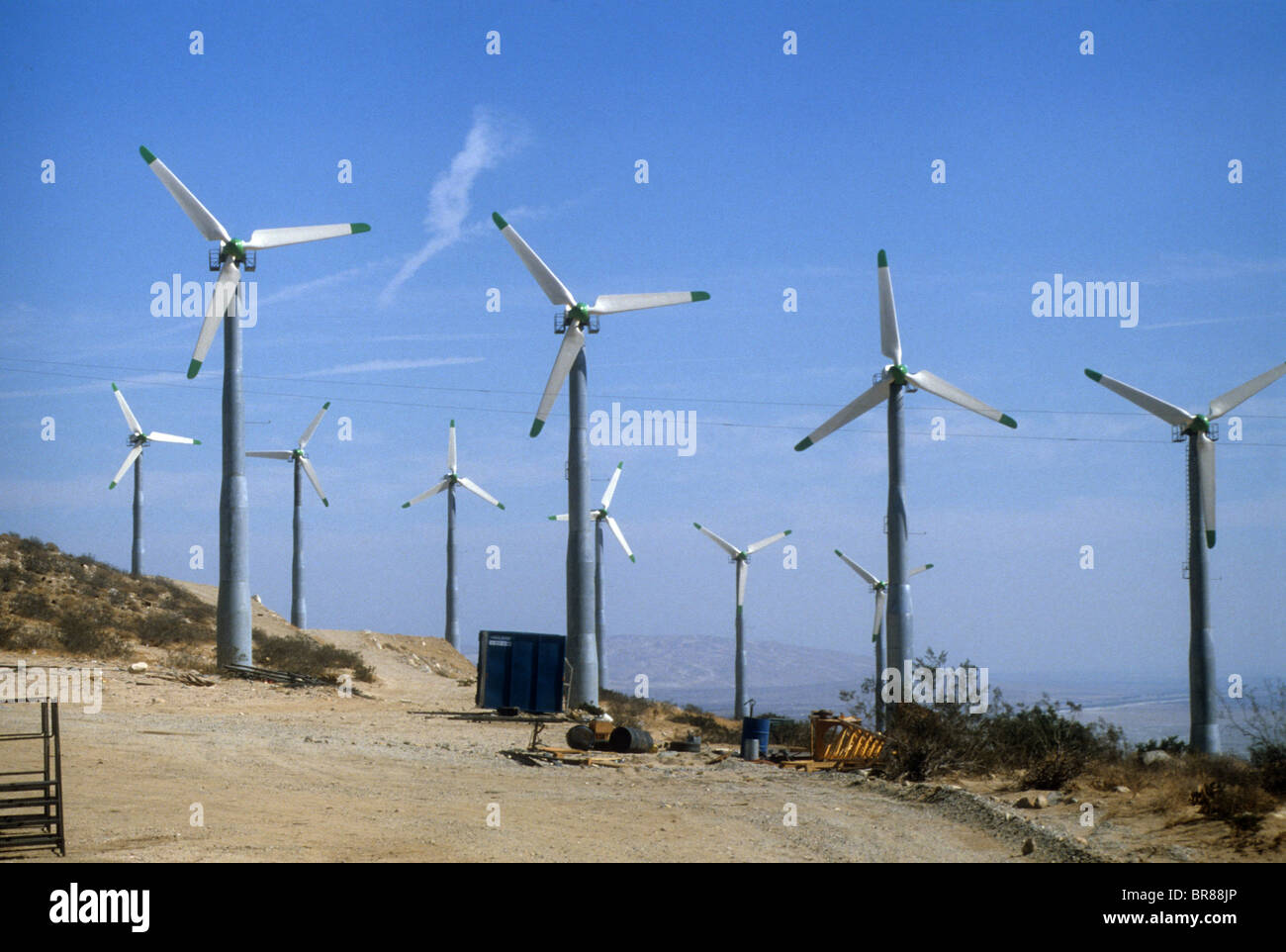 grüne Energie umweltfreundlich Wind erzeugen brillante Edison erneuern Umweltverschmutzung Ökologie solar Drahtseil Stockfoto