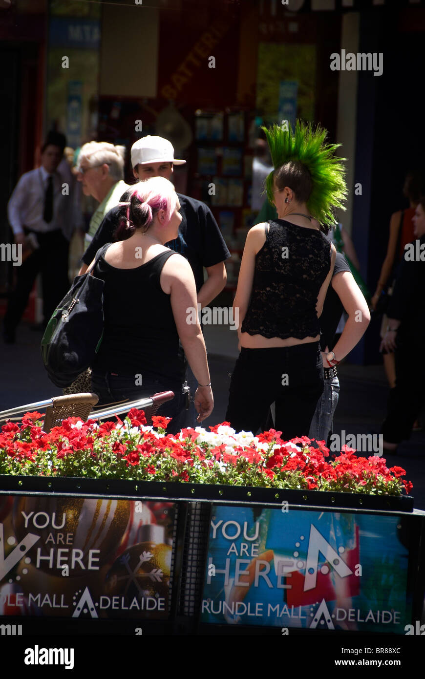 Junge Frau mit "Punk" gestylte Haare schneiden und in grean Spitzen gefärbt Stockfoto