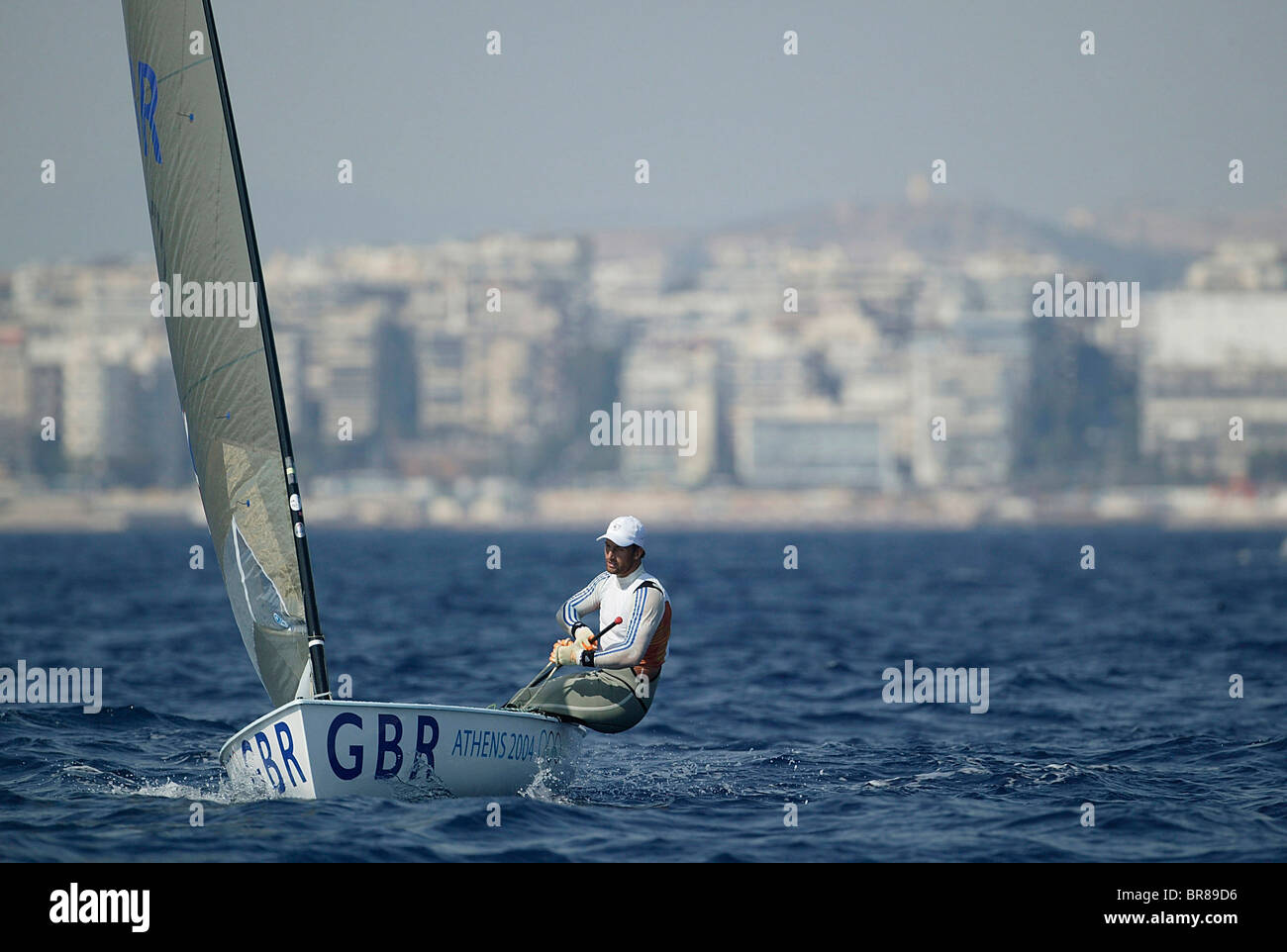 Ben Ainslie ist die 10. Runde der Single Handed Finn während der Olympischen Spiele in Athen, Griechenland, 19. August 2004 abgeschlossen. Stockfoto