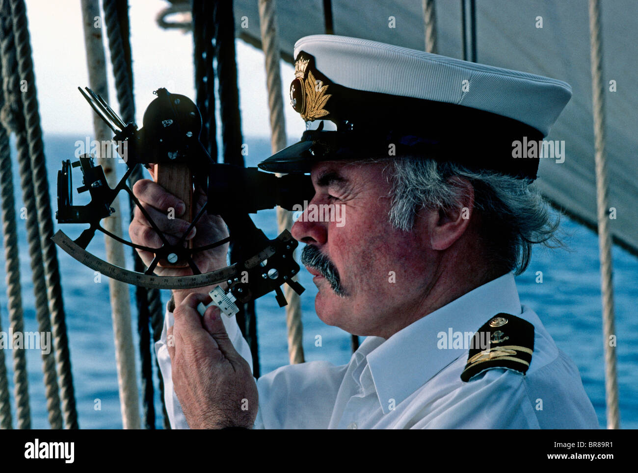 Zweiter Offizier unter ein Anblick mit dem Sextanten an Bord der Großsegler "Sea Cloud". Stockfoto