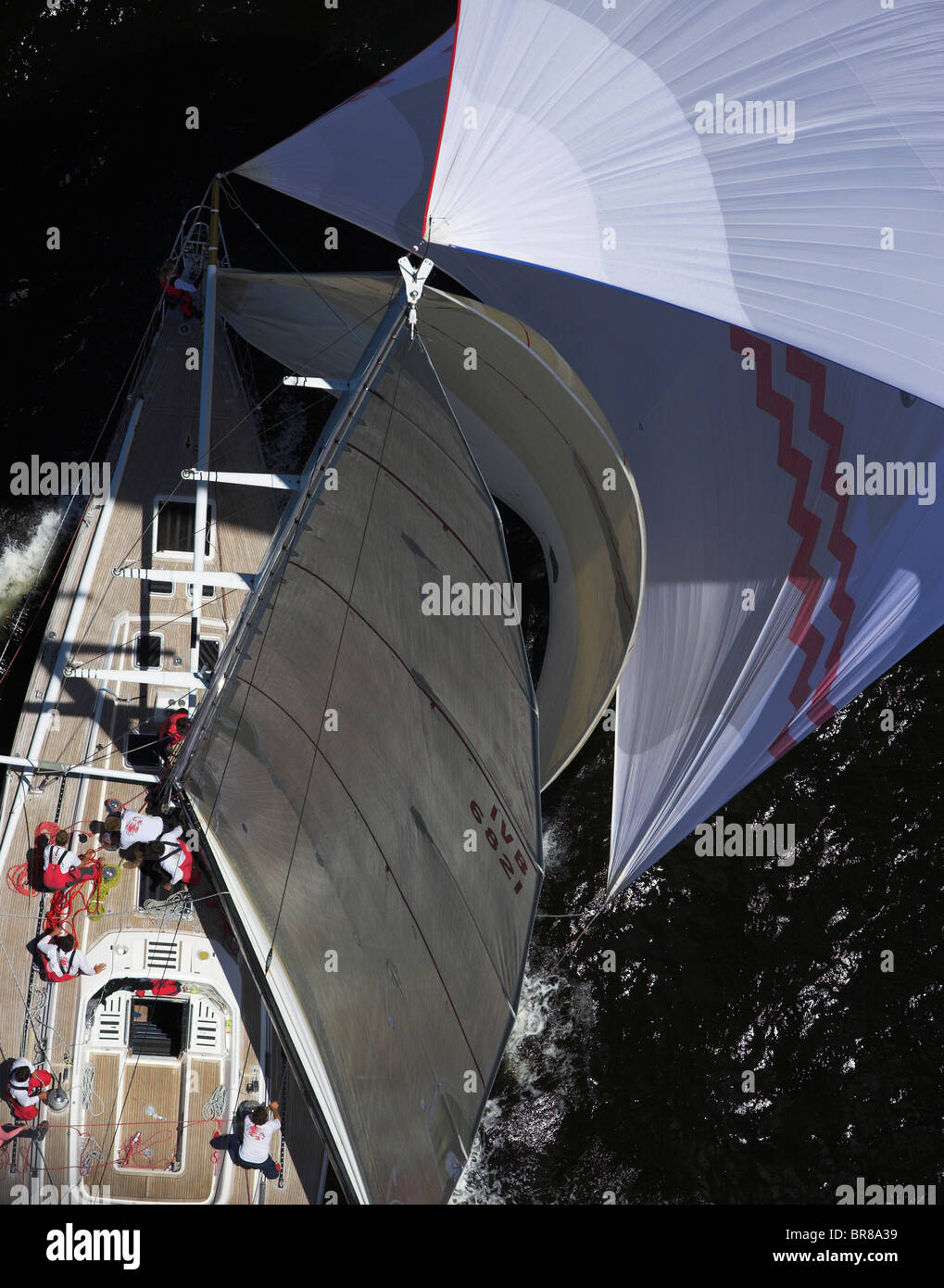 Luftbild der Crew Arbeit und Segel während der Onion Patch-Serie 2006 in Newport, Rhode Island, USA. Stockfoto