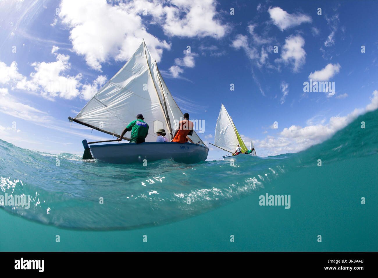 Split-Level-Blick auf bunten lokalen Boote racing Festival Grenada segeln, Karibik, 2006. Stockfoto