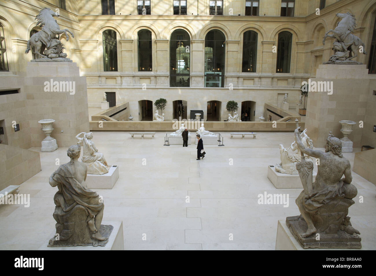 Besucher gehen durch das Louvre Museum in Paris Frankreich Stockfoto